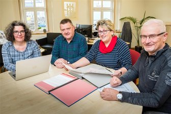 Machtspielchen im Stadtrat: Wie sich Elke Schmieder als neue Bürgermeisterin von Pockau-Lengefeld durchsetzt - Bürgermeisterin Elke Schmieder (2. v. r.) bei einer Dienstberatung mit ihren Amtsleiterinnen beziehungsweise Amtsleitern Sabine Klaus, Holger Stopp und Frank Lämmel (r.).