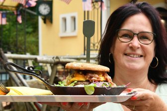 „Made in Amerika“: Fünf Burger-Orte in Mittelsachsen - Ein Burger aus Amerika: Simone Elze serviert am ehemaligen Bahnhof Amerika im Peniger Ortsteil auch den Maryburger, passend zum neuen Namen des Cafés „Fabulous Mary“.