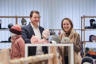 Made in Chemnitz: Wo Mützen für Kinder und Kulturhauptstadthelfer gestrickt werden - Geschäftsführer Thomas Merk mit Produktmanagerin Beatrice Jenus vor der Maximo-Winterkollektion für die nächste Saison.