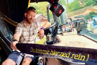 Made in Cunnersdorf: Trucker fahren auf schnittige Stoffe ab - Lkw-Fahrer Marcel Schubert aus Frankenberg war einer der ersten Kunden, die in Mandys Truckershop in Cunnersdorf, Stadtteil von Hainichen, Lkw-Gardinen und Absperrbänder bestellten. Das Band mit dem Schriftzug „Du kommst hier ned rein!“ spannt Schubert bei Lkw-Treffen, damit andere Leute nicht einfach ins Fahrerhaus steigen.