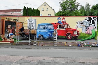 „Made in Hainichen“ an einer Wand: Gebetsteppich, Striegistaler Zwerge, Framo und Barkas - Schon fast fertig: Das Graffiti an der Autowaschanlage an der Mittweidaer Straße 75 in Hainichen.