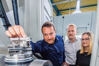 Made in Stollberg: PTF Pfüller produziert geheimnisvolle Teile für den Weltmarkt - Blick ins Innere einer CNC-Maschine: Was hier hergestellt wird, muss präzise sein. Die Stollberger Firma PTF Pfüller produziert für Medizinprodukte und für die Halbleiterindustrie. Im Bild zu sehen  sind Vertriebsleiter Robert Weber, Geschäftsführer Alexander Pekrul und Vertriebsmitarbeiterin Steffi Blum.