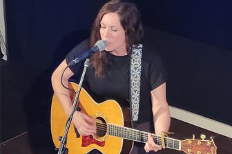 Madison Violet: Prägnanter Folk und sinnlicher Pop in der Lichtentanner Kulturkirche - Lisa MacIsaac musste das Konzert in „St. Barbara“ ohne ihre Partnerin Brenley MacEachern bestreiten.