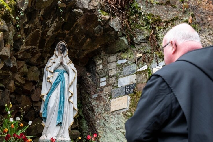 Madonna in Wechselburg: Gesicht wird bald restauriert - Im April wurde das Marienstandbild in der Lourdes-Grotte im Wechselburger Schlosspark mit schwarzer Farbe besprüht. Nicht nur bei den Mönchen des Klosters herrschte Bestürzung. 