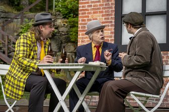 Mächtig gewaltig: Die Olsenbande sucht im Erzgebirge nach dem Stülpnerschatz - Mächtig gewaltig! Die Olsenbande im Erzgebirge: Egon (Hans B. Götzfried, Mitte) erläutert Benny (Marvin Thiede, links) und Kjeld (Rouven Klischies) seinen todsicheren Plan.