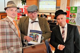 Mächtig gewaltig: Olsenbande in Mittweida und Krönung auf Burg Kriebstein - Der Mittelsächsische Kultursommer (Miskus) holt die Olsenbande zum Altstadtfest nach Mittweida: Jens Stahlmann als Benny, Thomas Kühn als Kjeld und Falko Jahn als Egon Olsen (v. l.). 
