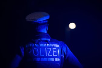 Mädchen (11) läuft plötzlich auf die Straße: Crash mit 50.000 Euro Sachschaden im Vogtland - In der Dunkelheit lief in Auerbach ein Kind auf die Straße. Es war sehr knapp, sagt ein Polizist.