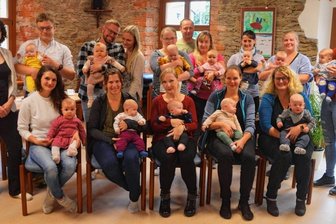Mädchen in der Überzahl - Traditionelle Babybegrüßung im Ortsteil Schlößchen.