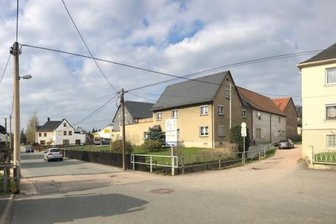 Mädchen in Transporter gezerrt: Polizei prüft Hinweise zum Fahrzeug - Hier in Mülsen St. Jacob zerrte der unbekannte Mann die 13-jährige Schülerin am frühen Donnerstagmorgen in seinen weißen Lieferwagen.