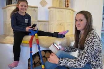 Mädchen stürzt vom Sessellift zehn Meter tief - Alina (l.) und Vivien geht es soweit wieder gut. Mit der Schiene am Fuß ist Sport für Alina aber erst mal tabu. Das schmerzt sie sehr.