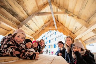 Mädchen und Jungen erobern sanierte Wartberg-Grundschule in Plauen - Hortleiterin Juliane Wissing (hinten links), Schulleiterin Heike Bertram und Stellvertreterin Uta Richter erkundeten mit den Schülern am Montag die generalüberholte Wartbergschule samt Außenbereich.