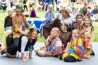 Mädchen und Jungen holen im Stadtpark Kinderfest nach -