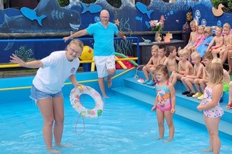 Mädchen und Jungen werden im Kita-Pool zu Mini-Rettern - Rettungsschwimmerin Marie Pauline Klaer von der Wasserwacht Koberbachtalsperre bei der Ausbildung der "Mini-Retter" Emely und Lucy im Pool der Kindertagesstätte "Schöne Aussicht" Werdau.