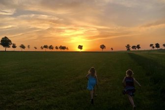 Mädchen wollen den Sonnenuntergang einfangen - 