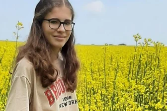 Mädchen zieht es oft in die Natur - Stella Dorst aus Waschleithe war im Corona-Schuljahr viel öfter draußen unterwegs als zuvor, sagt sie. Weil sie Rapsfelder liebt, entstand diese Aufnahme unweit ihres Hauses bei einem der vielen Spaziergänge mit ihrer Mutti. Die kleine Aufnahme rechts entstand kurz nach Beginn des ersten Schuljahres am Gymnasium, also in der 5. Klasse. Die Fotos von damals werden die Beitragsreihe begleiten.