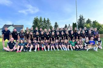 Mädchenpower im Vogtland: Erfolgreiche Fußball-Saison mit Überraschungen und neuen Talenten - Die Mädchen der SpG Neustadt/Jößnitz/Erlbach gehören auch auf Landesebene zu den besten Teams. Dabei rücken von unten immer mehr Talente nach.