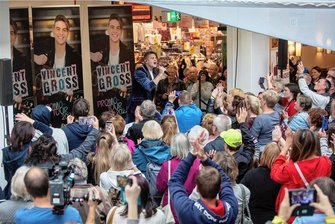 Mädchenschwarm Vincent Gross bei CD-Präsentation in Plauen dicht umringt - Vincent Gross bei seinem Auftritt in Plauen.