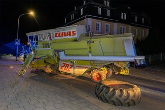 Mähdrescher bleibt in Ellefeld wegen Defekt liegen und blockiert Straße - Ein Mähdrescher war am Sonntagabend wegen eines Defekts auf der Hauptstraße in Ellefeld liegengeblieben.