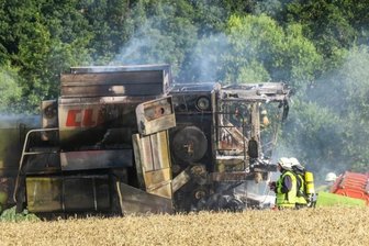 Mähdrescher brennt aus - 