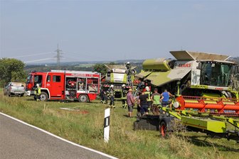 Mähdrescher fängt in Callenberg Feuer: Warum zieht sich der Einsatz über Stunden hin? - Feuerwehr, Polizei und Rettungsdienst sind am Mittwochnachmittag zu einem Brand ausgerückt.