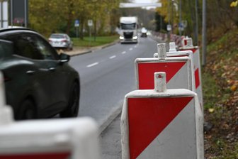 Mängel: An B 175 in Rochlitz wird schon wieder gebaut - An der B175 in Rochlitz stehen unterhalb des Schlosses Warnbaken. Die Straße wird ab Montag halbseitig gesperrt.