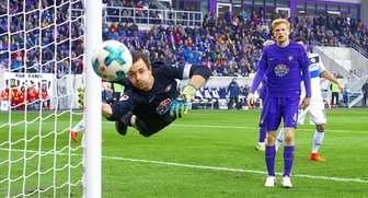Männel ist der Mann des Tages - FCE-Torwart Martin Männel streckt sich, doch der Ball streicht diesmal um Zentimeter am Pfosten vorbei. Fabian Kalig beobachtet die Szene.