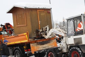 Männelmarkt-Umzug sorgt für Schieflage - Unterwegs in die untere Stadt: Bauhofmitarbeiter Augustusburgs haben am Mittwochvormittag die ersten Buden für den Weihnachtsmarkt vor der alten Turnhalle aufgestellt.