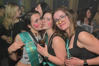Männer bleiben draußen: „Mama geht tanzen“ in Zwickau erneut ein Hit - Einfach mal ungezwungen feiern gehen: Natalie Scholz (29) aus Zwickau, Lisa Wasner (29) und Michaela Viertel (30) aus Waldkirchen haben Spaß.