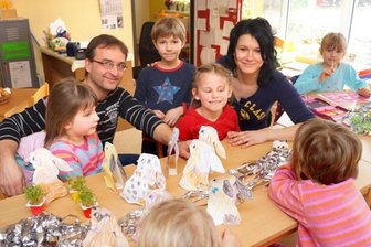 Männer fetzen - Frauen sehen gut aus - Den Kleinen in der Eckersbacher Kindertagesstätte "Kuschelkiste" ist es noch ziemlich egal, ob sie von Kita-Leiter Jens Kluge oder Erzieherin Madlen Kopp betreut werden. Sie mögen beide.