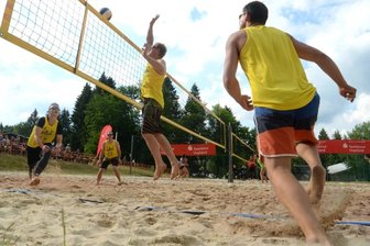 Männer-Finale weckt Erinnerungen - Im reinen Oelsnitzer Finale sicherten sich sowohl die Hanitzsch-Brüder (rechts vom Netz) als auch das Team Singer/Krug (links) einen Satzsieg und mussten somit im Entscheidungssatz um den Titel kämpfen.