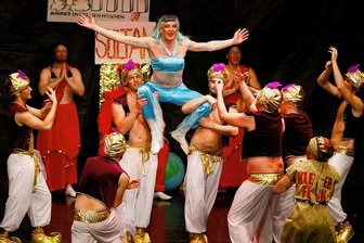 "Männer in heißen Höschen" bringen das ausverkaufte Schützenhaus Hohenstein-Ernstthal in Ekstase - Das Männerballett des Faschingsclubs Hermsdorfia holte sich den Sieg beim Wettbewerb im Schützenhaus.