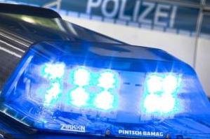 Männer mit aufgemalten Hakenkreuzen unterwegs - 