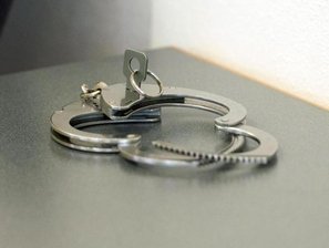 Männer rauben 19-Jährigen aus - Haftbefehl erlassen -