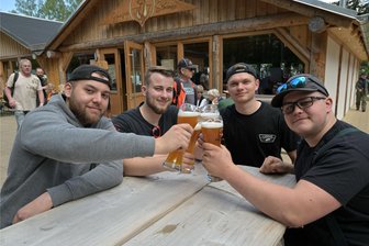 Männer und auch Frauen feiern zu Himmelfahrt im Ebersbrunner Veranstaltungslokal „Haasenwald“ - Manny Sharma aus Wilkau-Haßlau, Eric Seifferth aus Culitzsch, John Seltmann aus Wilkau-Haßlau und Jim Seltmann aus Culitzsch haben sich das Weißbier schmecken lassen.