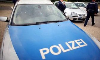 Männer werfen Feuerwerkskörper auf Apotheke in Auerbach - 