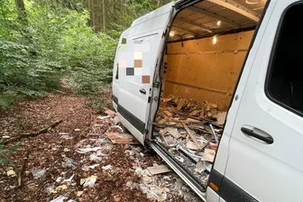 Männer wollen in Chemnitz illegal Müll im Wald entsorgen – Auto bleibt stecken - Zwei Männer wollten ihren Müll im Wald entsorgen.