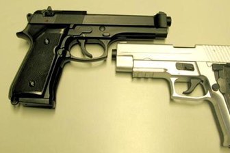 Männer zielen mit Gewehr und Pistole auf Fußweg - Polizei stellt Softairwaffen sicher - Das Foto der Polizei zeigt Softair-Pistolen (undatiertes Symbolbild).