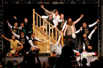 Männerballett: Wohlgeformte Wesen überwinden in Hohenstein-Ernstthal tanzend die Grenzen zwischen den Geschlechtern - Mit „Harry Potter - Vom Besen an den Tresen“ holte sich das Männerballett des Faschingsklubs Hermsdorfia erneut den Sieg.
