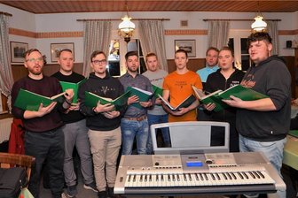 Männerchor Köthel: TV-Beitrag musste aktuellem Thema weichen - Diese neun Jugendlichen erweitern seit kurzem den Männerchor Köthel. Yannic Murmann (r.) begeisterte sie für das Singen. 