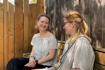 Männerfrei und Spaß dabei: Wo das in Chemnitz geht - Amelie Büchner (17) und Lea Tessmer (18) haben es sich in einer Ecke des Spinnereigeländes gemütlich gemacht.