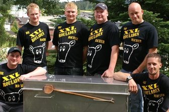 
              <p class="artikelinhalt">Wollen mit ihrer Riesen-Roulade ins Guinness-Buch der Rekorde: Christian Rauner, David Günther, Fabrice Weidlich, Karsten Weede und die Brüder Andreas und Michael Schaarschmidt (von links) vom Wernesgrüner Männerkochklub.</p>
            