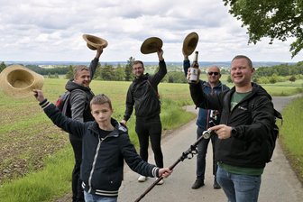 Männertag im Landkreis Zwickau: Bis zum Nachmittag ein Polizeieinsatz - Von Zwickau aus war diese Männergruppe in den Haasenwald gewandert.