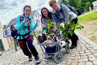 Männertag im Raum Freiberg: Wandern, Radeln und Feiern - Claudia Hübler (47) aus Halsbrücke, ihre Tochter Anna (19) aus Großschirma und Sindy Goldberg (44) aus Halsbrücke waren am Himmelfahrtstag mit einem Bollerwagen unterwegs. Hier machen sie am Brauhaus am Bahnhof (BAB) in Halsbrücke Station. 