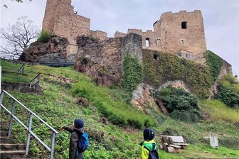 Männertag ohne Trubel: Fünf Tipps für Familienausflüge zu Himmelfahrt - Der Aufstieg zur romantischen Burgruine Frauenstein ist schnell geschafft, und oben kann man sich gut verstecken. 
