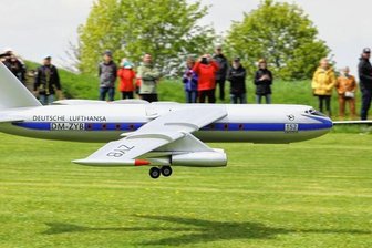 Männertag wird zur Flugshow - Joachim Nestler aus Cunersdorf hat mit seiner Lufthansa des Typs 152 zum 25. Himmelfahrtsfliegen für einen echten Hingucker gesorgt.