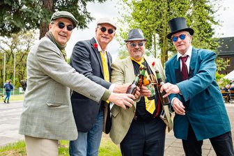 Männertag zwischen Penig und Mittweida: So feierte die Region trotz trüber Aussichten - Mike, Oliver, Robby und Dirk (v. l.) nutzten den Männertag für ihr jährliches Treffen am Kriebsteiner Hafen.