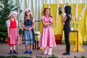Märchen-Autorin aus dem Erzgebirge bringt neues Stück auf die Bühne – Drei Aufführungen in Stützengrüner Grundschule - Die böse Königin (Gerda Hänel) fragt den Spiegel (Lucia Leistner) mehrmals am Tag, ob sie die Schönste im Land sei. Ihre Dienerinnen (Laura Klopfer und Lina Gerber) nervt das auch so langsam.