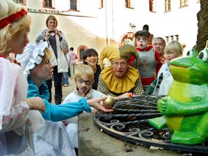 Märchen beflügeln die Fantasie der Kinder - <p class="artikelinhalt">Wenn Frau Holle und der Hofnarr Märchen erzählen, lauschen die Kinder. Von den Geschichten geht auch heute noch eine große Faszination aus.</p><p class="artikelinhalt" />