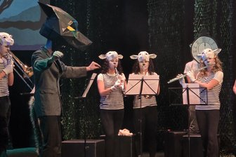 Märchen mal anders: Oelsnitzer Schüler sorgen im König-Albert-Theater für Furore - Schüler von der Mosen′s Brass Band wurden musikalisch ins Theaterstück eingebunden.