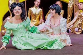 Märchen-Musical „Snow White“ in Plauen: Das gibt es nicht bei den Shows in Zwickau - Elisabeth Birgmeier (links) mit Sophia Bauer, die neu im Ensemble am Theater Plauen-Zwickau ist.